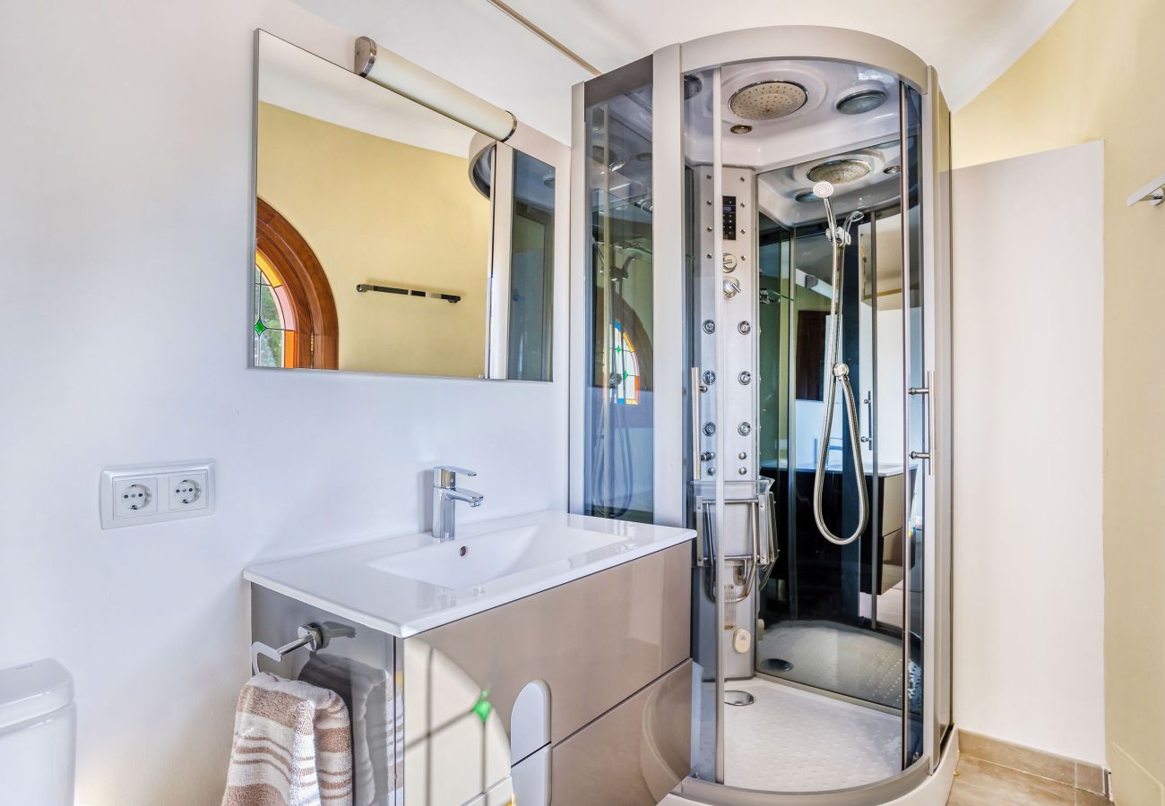 Villa in Santanyi - Beachfront Tower Ferienhaus mit Pool nur 300 m vom Strand Cala Santanyi entfernt