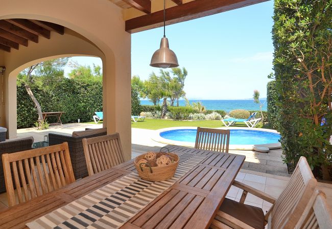 Villa in Colonia de Sant Pere - Embat 017 Villa mit privatem Pool und direktem Zugang zum Meer, Garten und Klimaanlage