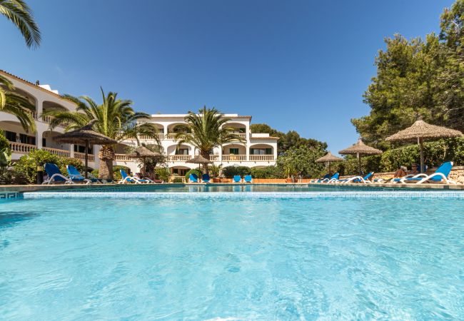 Blick auf die Ferienwohnung in Cala Santanyi vom Pool aus.