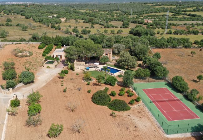 Finca in Santanyi - Ses Angoixes Ferienhaus für 10 Personen mit privatem Tennisplatz und Pool in Santanyí Finca in Santanyi - Ses Angoixes Ferienhaus für 10 Personen mit privatem Tennisplatz und Pool in Santanyí