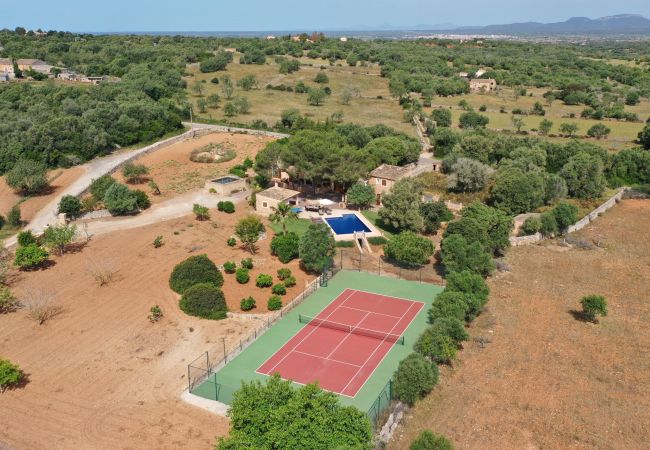 Finca in Santanyi - Ses Angoixes Ferienhaus für 10 Personen mit privatem Tennisplatz und Pool in Santanyí Finca in Santanyi - Ses Angoixes Ferienhaus für 10 Personen mit privatem Tennisplatz und Pool in Santanyí