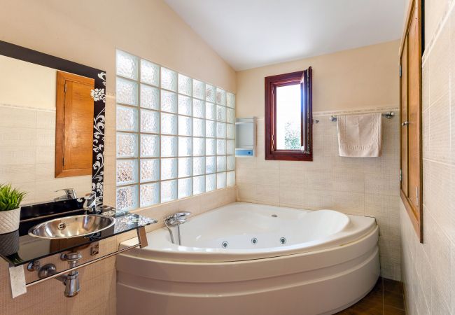 Finca in Santanyi - Ses Angoixes Ferienhaus für 10 Personen mit privatem Tennisplatz und Pool in Santanyí Finca in Santanyi - Ses Angoixes Ferienhaus für 10 Personen mit privatem Tennisplatz und Pool in Santanyí