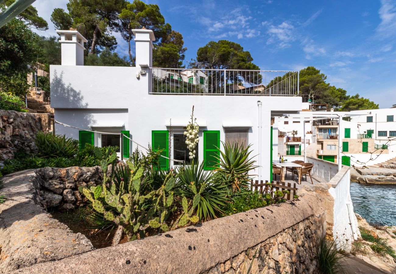 Blick auf das Ferienhaus Sa Barca mit Cala Santanyi im Hintergrund