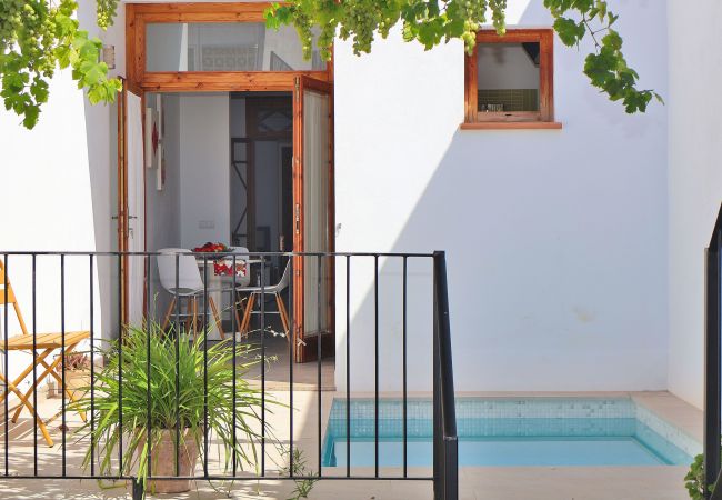 Ferienhaus in Muro - Es Colomer 265 schönes Stadthaus mit Schwimmbad, Klimaanlage und Glasfaserkabel