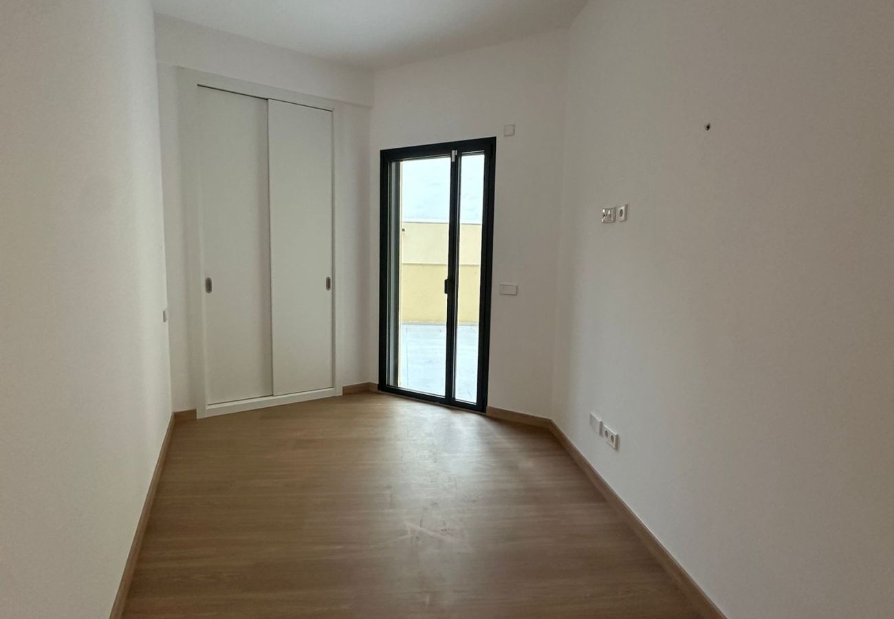Piso en Palma  - Apartamento moderno en alquiler de larga estancia en Palma con 3 dormitorios y terraza