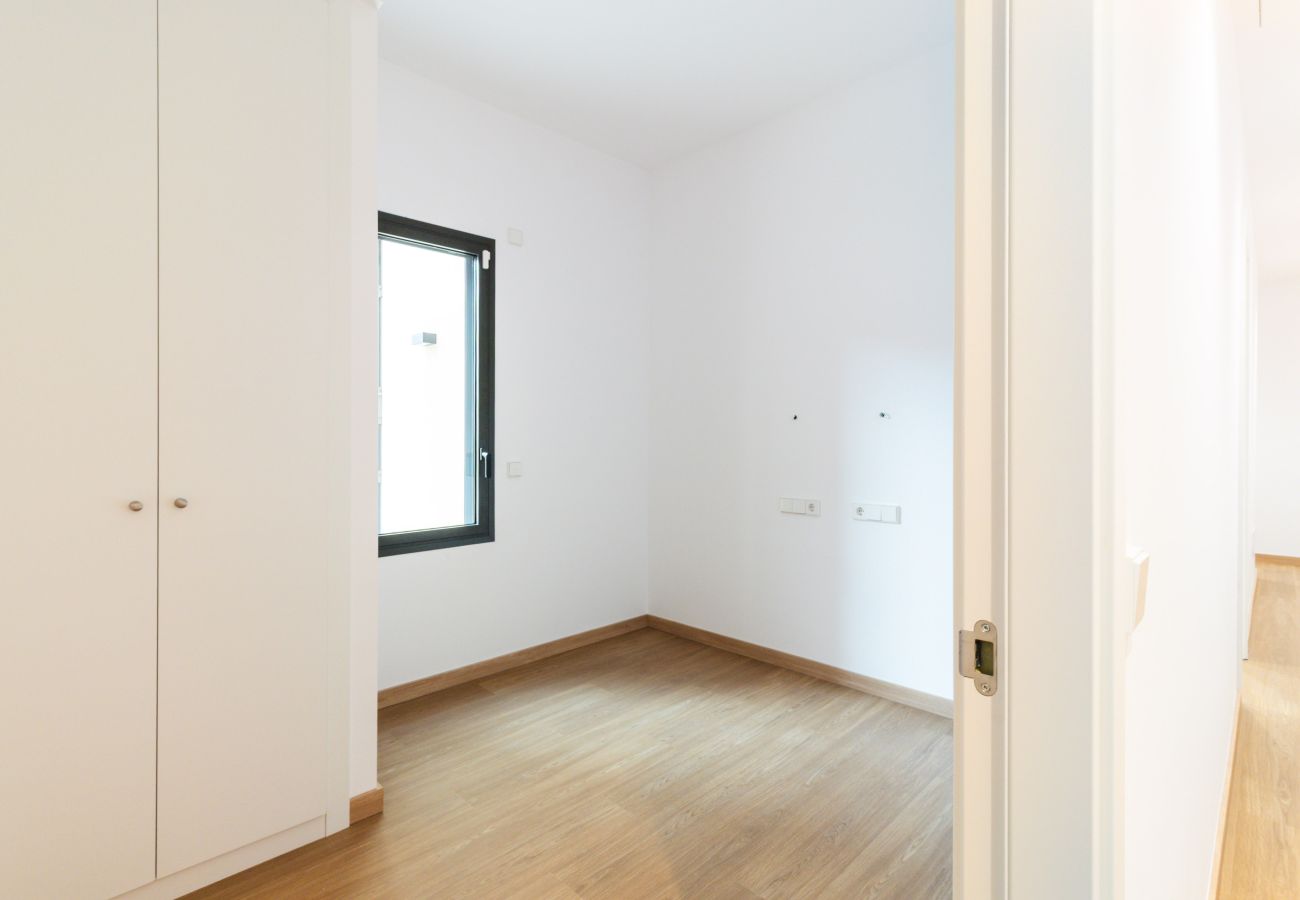 Piso en Palma  - Apartamento moderno en alquiler de larga estancia en Palma con 3 dormitorios y terraza