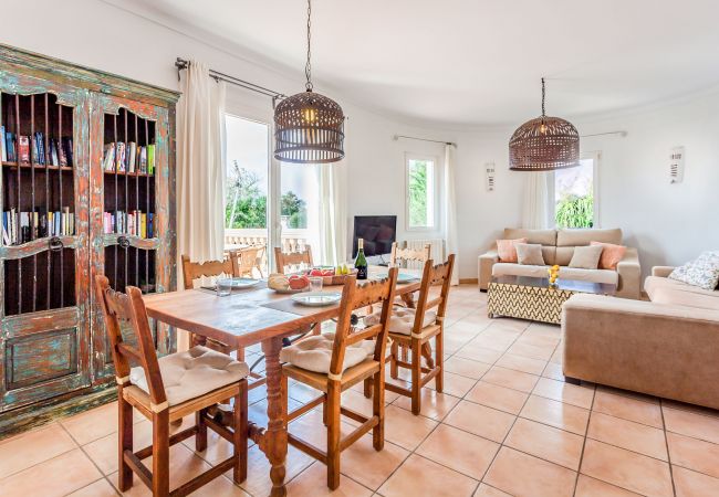 Villa en Santanyi - Can Flores Villa  casa vacacional con piscina perfecta para unas vacaciones relajantes cerca de Cala Santanyi  Villa en Santanyi - Can Flores Villa  casa vacacional con piscina perfecta para unas vacaciones relajantes cerca de Cala Santanyi