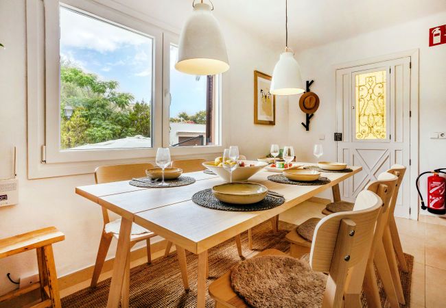 Chalet en Santanyi - La Casa Escaniana Acogedora casa vacacional con piscina climatizada a solo 200 m de la playa en Cala Santanyi  Chalet en Santanyi - La Casa Escaniana Acogedora casa vacacional con piscina climatizada a solo 200 m de la playa en Cala Santanyi