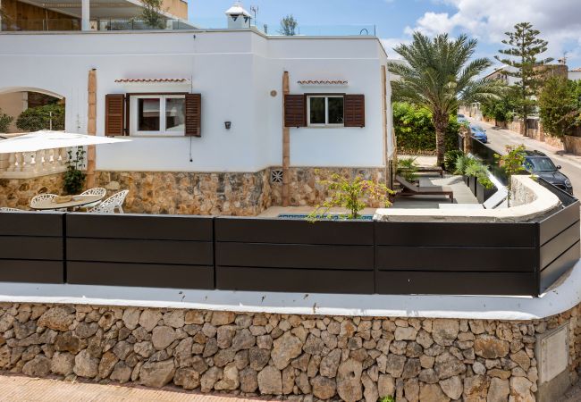 Chalet en Santanyi - La Casa Escaniana Acogedora casa vacacional con piscina climatizada a solo 200 m de la playa en Cala Santanyi  Chalet en Santanyi - La Casa Escaniana Acogedora casa vacacional con piscina climatizada a solo 200 m de la playa en Cala Santanyi