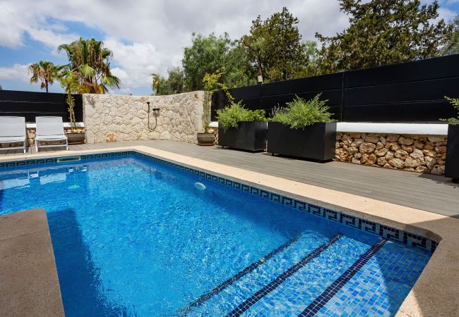 Chalet en Santanyi - La Casa Escaniana Acogedora casa vacacional con piscina climatizada a solo 200 m de la playa en Cala Santanyi  Chalet en Santanyi - La Casa Escaniana Acogedora casa vacacional con piscina climatizada a solo 200 m de la playa en Cala Santanyi