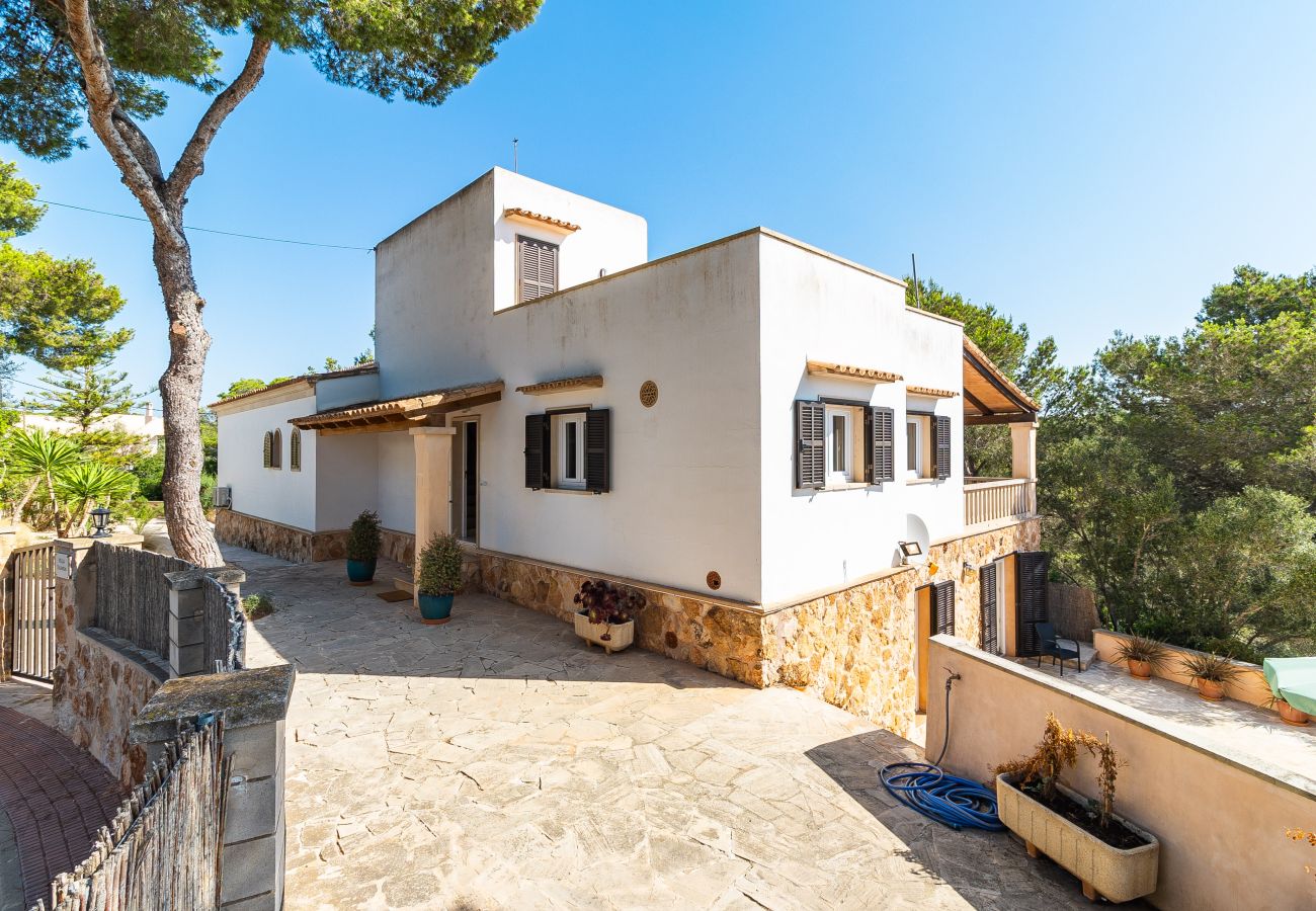 Villa en Cala Santanyi - Villa Escaletas casa vacacional a solo 600 m de la playa de Cala Santanyí con piscina y aire acondicionado