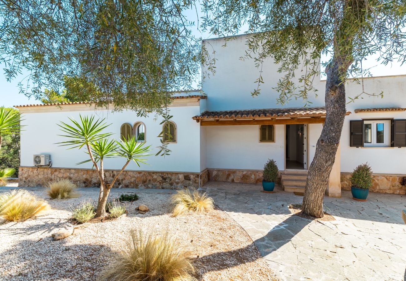 Villa en Cala Santanyi - Villa Escaletas casa vacacional a solo 600 m de la playa de Cala Santanyí con piscina y aire acondicionado