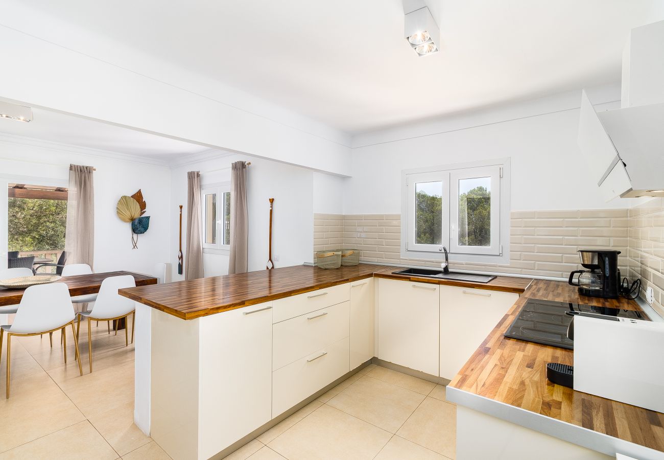 Villa en Cala Santanyi - Villa Escaletas casa vacacional a solo 600 m de la playa de Cala Santanyí con piscina y aire acondicionado