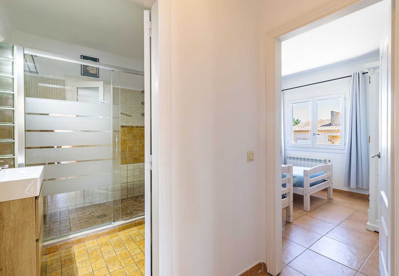 Casa en Es Llombards - Casa de vacaciones en Cala Llombards con piscina y vistas al mar cerca de Santanyí, Mallorca