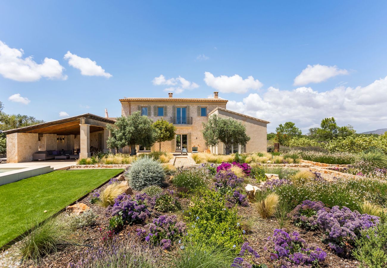 Villa en Cala Santanyi - Finca con Piscina, Casa de Invitados y Jardín en Venta en Santanyí