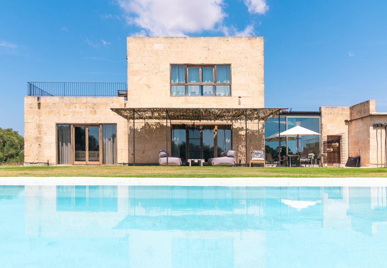 Finca en Campos - Finca en venta en Campos, Mallorca con casa de invitados y piscina infinita
