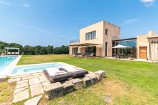 Finca en Campos - Finca en venta en Campos, Mallorca con casa de invitados y piscina infinita