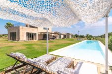 Finca en Campos - Finca en venta en Campos, Mallorca con casa de invitados y piscina infinita