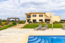 Finca en Ses Salines - Finca mediterránea cerca de Ses Salines con piscina y amplio jardín en venta