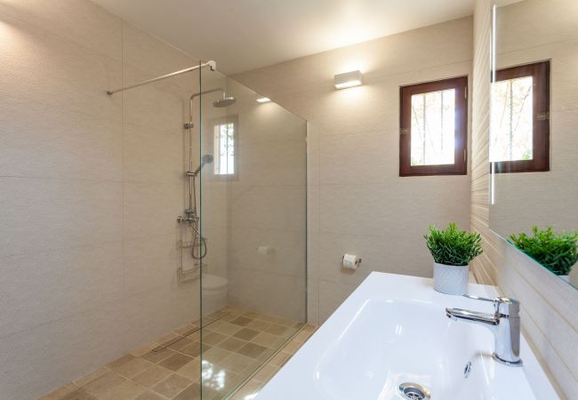 Country house in Santanyi - Finca Ses Mires 5-bedroom holiday house with pool, sea views and walking distance to the beach in Santanyí Country house in Santanyi - Finca Ses Mires 5-bedroom holiday house with pool, sea views and walking distance to the beach in Santanyí