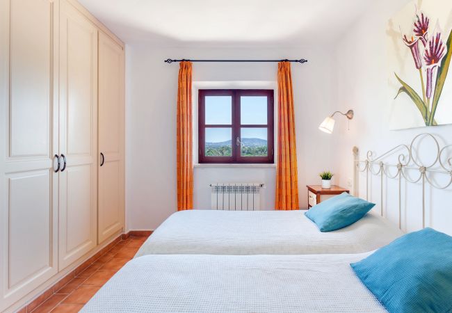 Country house in Santanyi - Finca Ses Mires 5-bedroom holiday house with pool, sea views and walking distance to the beach in Santanyí Country house in Santanyi - Finca Ses Mires 5-bedroom holiday house with pool, sea views and walking distance to the beach in Santanyí