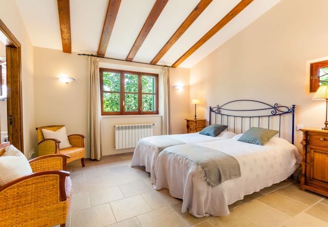 Country house in Santanyi - Finca Ses Mires 5-bedroom holiday house with pool, sea views and walking distance to the beach in Santanyí Country house in Santanyi - Finca Ses Mires 5-bedroom holiday house with pool, sea views and walking distance to the beach in Santanyí