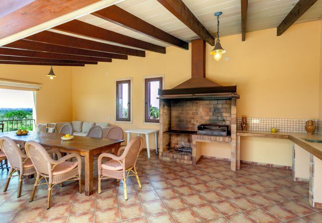 Country house in Santanyi - Finca Ses Mires 5-bedroom holiday house with pool, sea views and walking distance to the beach in Santanyí Country house in Santanyi - Finca Ses Mires 5-bedroom holiday house with pool, sea views and walking distance to the beach in Santanyí