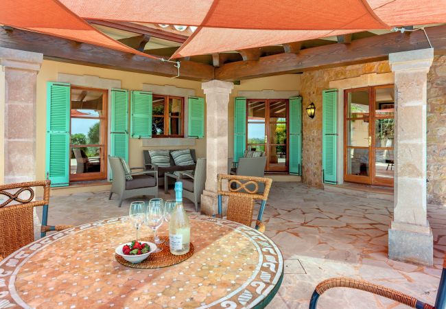 Country house in Santanyi - Finca Ses Mires 5-bedroom holiday house with pool, sea views and walking distance to the beach in Santanyí Country house in Santanyi - Finca Ses Mires 5-bedroom holiday house with pool, sea views and walking distance to the beach in Santanyí