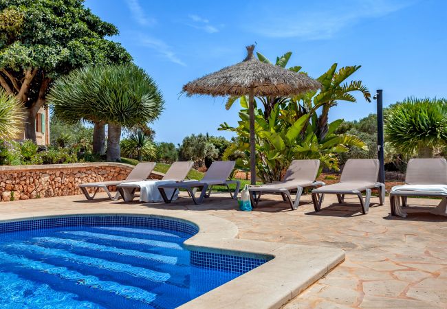 Country house in Santanyi - Finca Ses Mires 5-bedroom holiday house with pool, sea views and walking distance to the beach in Santanyí Country house in Santanyi - Finca Ses Mires 5-bedroom holiday house with pool, sea views and walking distance to the beach in Santanyí
