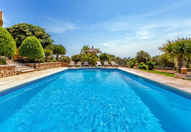 Country house in Santanyi - Finca Ses Mires 5-bedroom holiday house with pool, sea views and walking distance to the beach in Santanyí Country house in Santanyi - Finca Ses Mires 5-bedroom holiday house with pool, sea views and walking distance to the beach in Santanyí