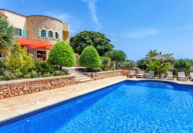 Country house in Santanyi - Finca Ses Mires 5-bedroom holiday house with pool, sea views and walking distance to the beach in Santanyí Country house in Santanyi - Finca Ses Mires 5-bedroom holiday house with pool, sea views and walking distance to the beach in Santanyí