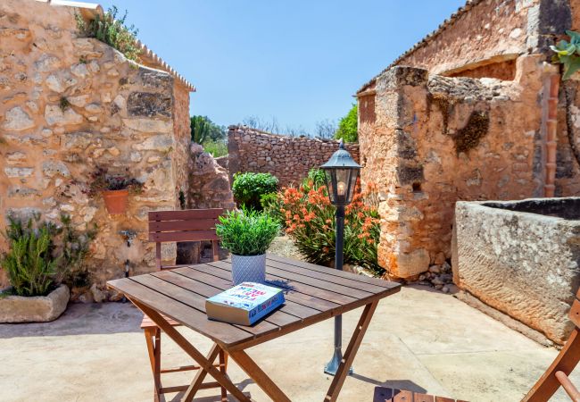Country house in Santanyi - Casa Antigua holiday house with swimming pool in a quiet countryside location near Santanyi Country house in Santanyi - Casa Antigua holiday house with swimming pool in a quiet countryside location near Santanyi