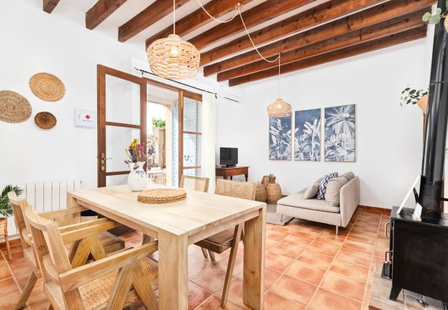 Country house in Santanyi - Casa Antigua holiday house with swimming pool in a quiet countryside location near Santanyi Country house in Santanyi - Casa Antigua holiday house with swimming pool in a quiet countryside location near Santanyi