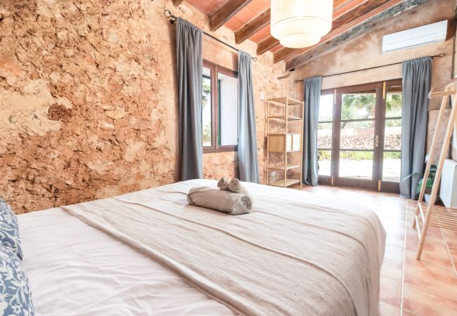 Country house in Santanyi - Casa Antigua holiday house with swimming pool in a quiet countryside location near Santanyi Country house in Santanyi - Casa Antigua holiday house with swimming pool in a quiet countryside location near Santanyi