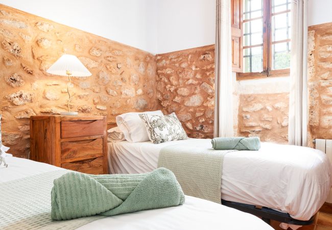 Country house in Santanyi - Casa Antigua holiday house with swimming pool in a quiet countryside location near Santanyi Country house in Santanyi - Casa Antigua holiday house with swimming pool in a quiet countryside location near Santanyi