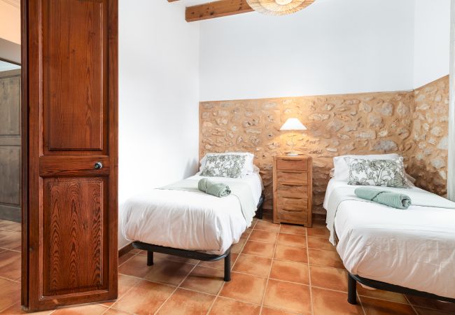 Country house in Santanyi - Casa Antigua holiday house with swimming pool in a quiet countryside location near Santanyi Country house in Santanyi - Casa Antigua holiday house with swimming pool in a quiet countryside location near Santanyi