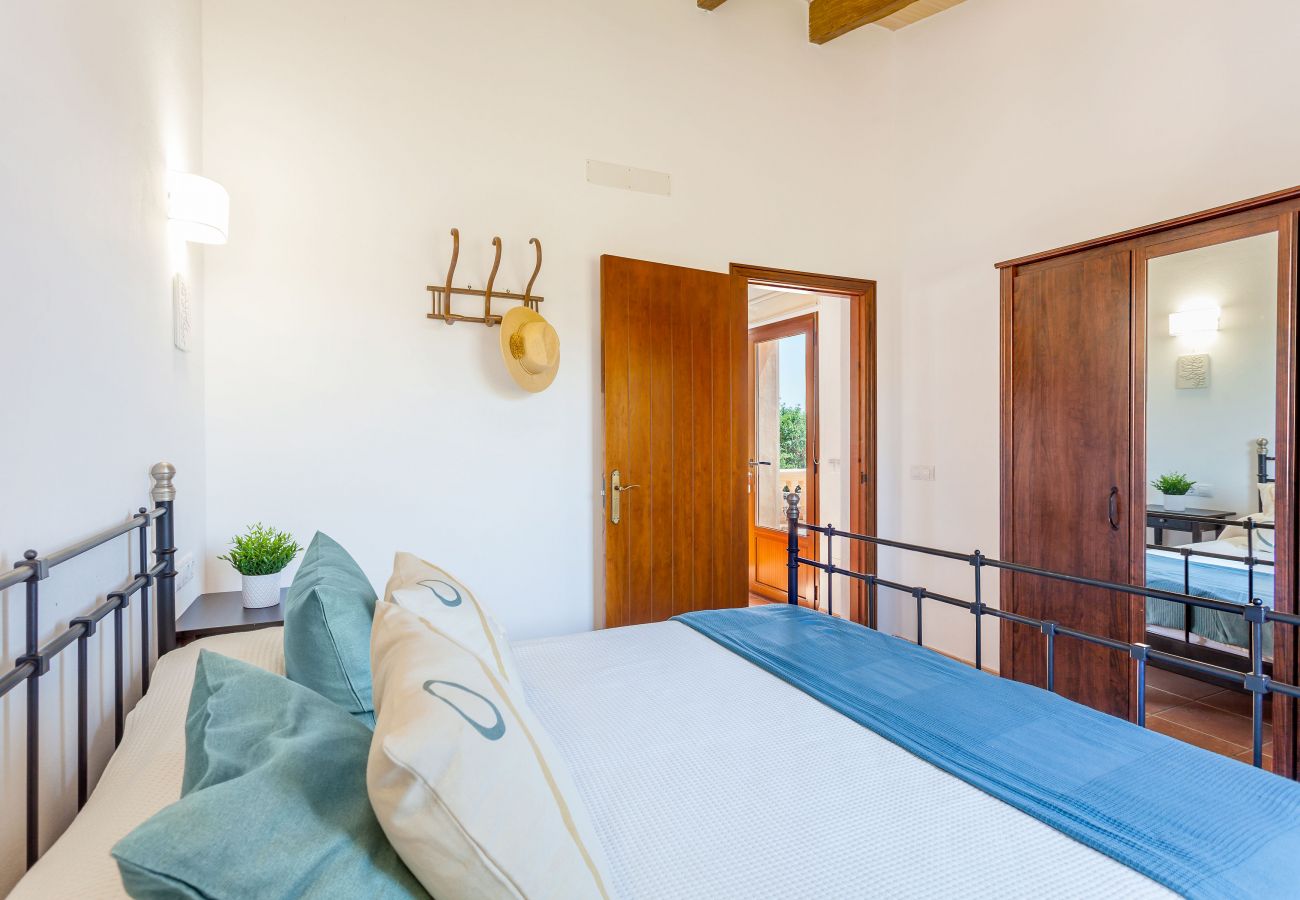 Country house in Santanyi - Sa Madoneta charming holiday house with stunning views and swimming pool in Santanyí