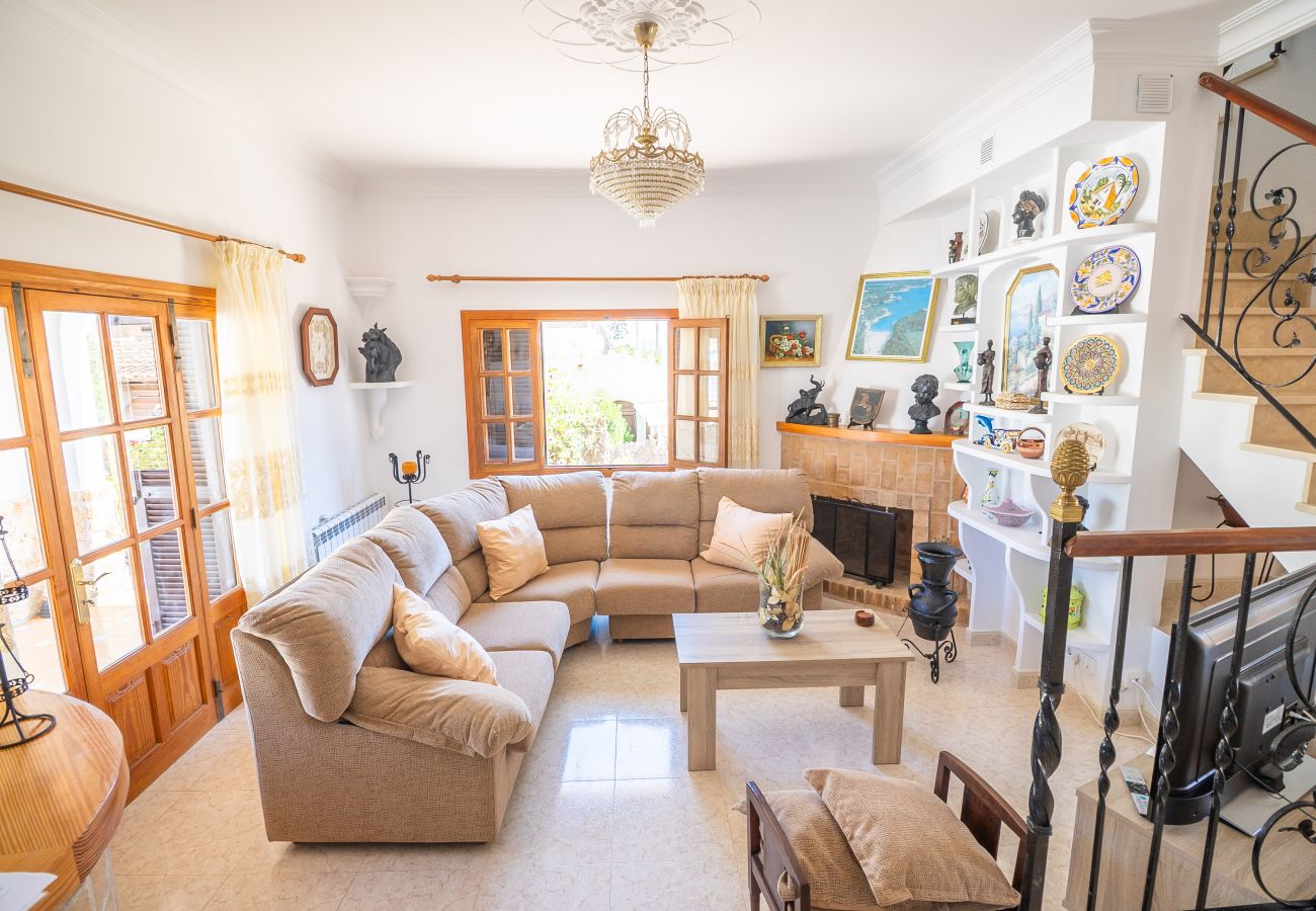 House in Cala Llombards - Holiday Home Can Monxu in Cala Llombards with pool and sea view